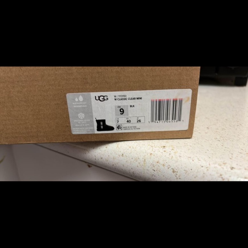 Ugg women size 9 perfect condition only wore once - Picture 2 of 2